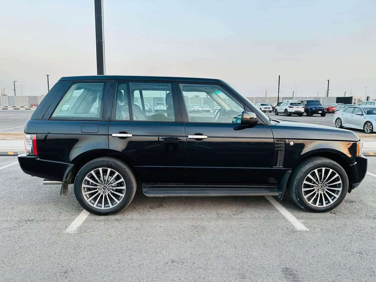 مكان سيارة بغداد زيونة
السعر  20 مليون دينار عراقي 
***********
***********************
‏Range Rover Vogue
موديل 2012
لون اسود ماشية 110 الف كيلومتر مكفولة كفالة عامة  دعامي للدعامي
بيع نقد 
 
محرك V8 سلندر بدون سوبر ارغب محرك 

سيارة وكالة امريكي ضمان دولي    

***********************
مواصفات 
لون اسود
رقم السيارة مميز
 بصمة 
سلايد                                                                                          
داخل اسود
جام اخضر
مراة شفط                                                                      كشنات كهرباء 
كشنات تدفئة
كشنات جلد 
شاشة لمس 
 كاميرا 
شاشة مال كيج اندرويد 
دبلات جبريس صاعد و نازل حسب رغبة 3 حركات
‏CD 6 changer 
‏سيستم صوت سماعات
كشن تدفئة 
ستيرن تحكم فوول اوبشن
اربع نضام قيادة (صحراء و ثلج و جبال و ستاندارد )
گیر (سبورت و عادي و اوتوماتيك)
بريك بصمة
تبريد مركزي تشغيل يسار و يمين و امامي و خلفي مختلف حسب رغبة
واكو بعد هواية مواصفات مذكرتهم *************************
شروط سيارة 
سيارة علي وضع وكالة احلي بالواقع
بيها بعض اماكن صبغ
سيارة ابدا ما تصرف عليه اي مصاريف الحمدالله 
سيارة بإسمي و تحويل حاضر نفس اليوم  

السعر 20 مليون دينار عراقي

عنوان السيارة بغداد زيونة
هاتف ***********
