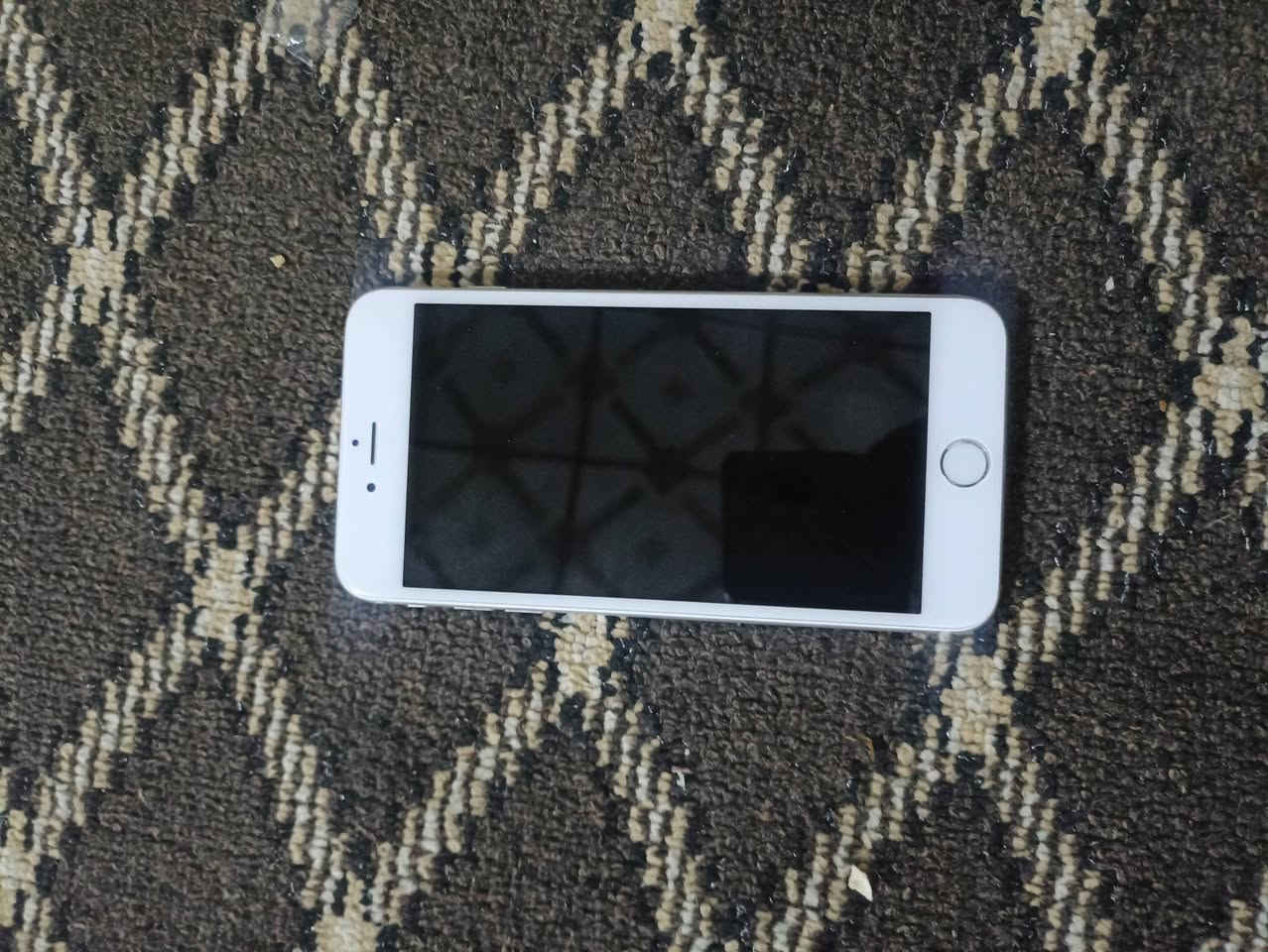 سلام عليكم مبايل ايفون 6 حجم كبير بطاريه 100 مبايل كله شغال سيم كرت شغال سمعات بس يردله ايسي مال شحن مبايل بعده جديد السعر 80 مكاني الفلوجه الشري ينتصل ***********
