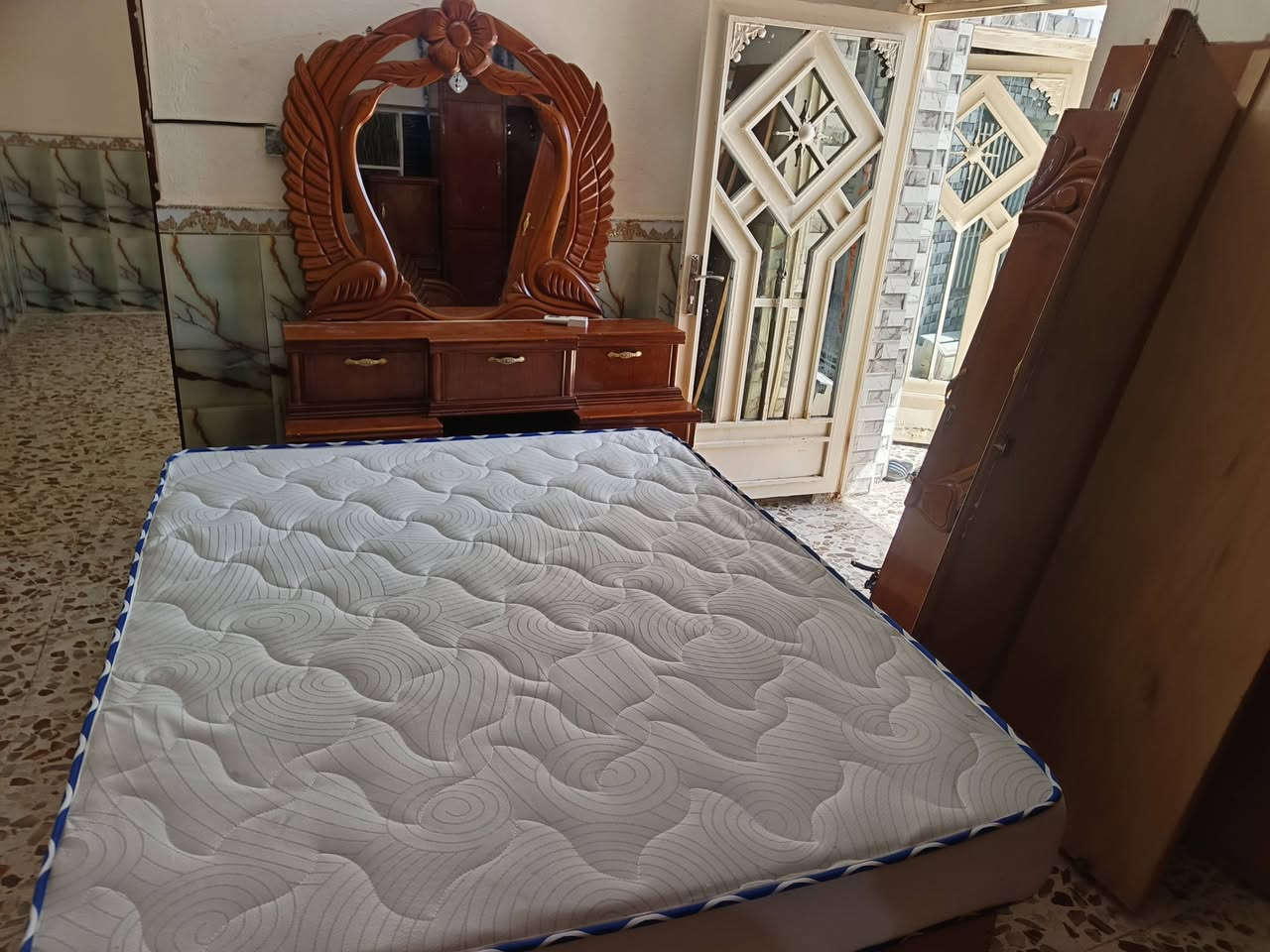 سلام عليكم عدي غرفه كامله لبيع جديده نضافه 95 تصل بيك خير ودلل وهذا رقمي ‎***********
