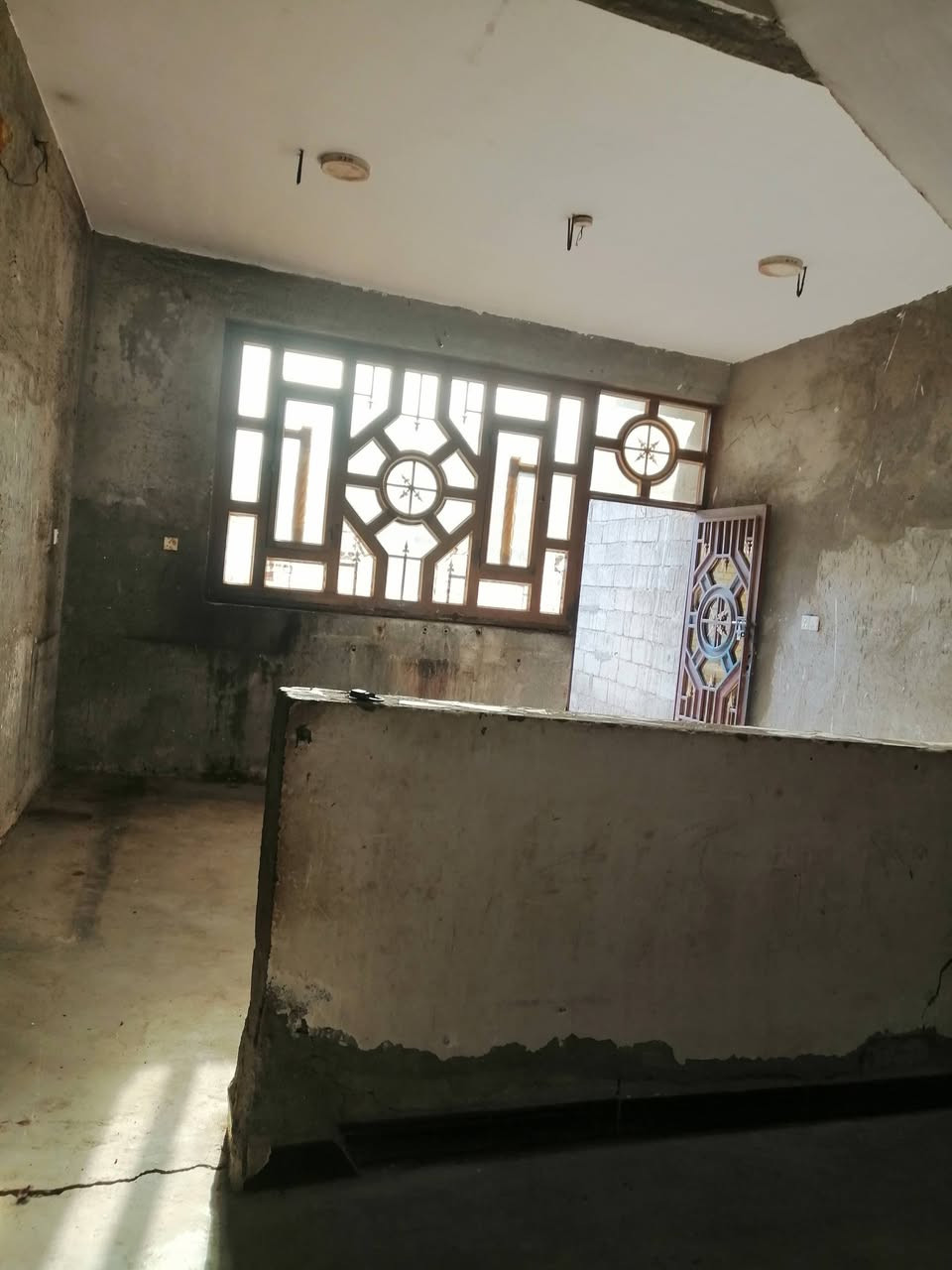 اسلام عليكم بيت للبيع او إيجار بل خماس خلف معارض قريب عل شارع مساحة ٢٠٠ متر واجه ١٠ متر خلف بيت شارع مو بيت - يتكون من، ٢غرف نوم واستقبال ومطبخ و ساحه درج وحمام /استفسار أكثر اتصل على الرقم ***********
