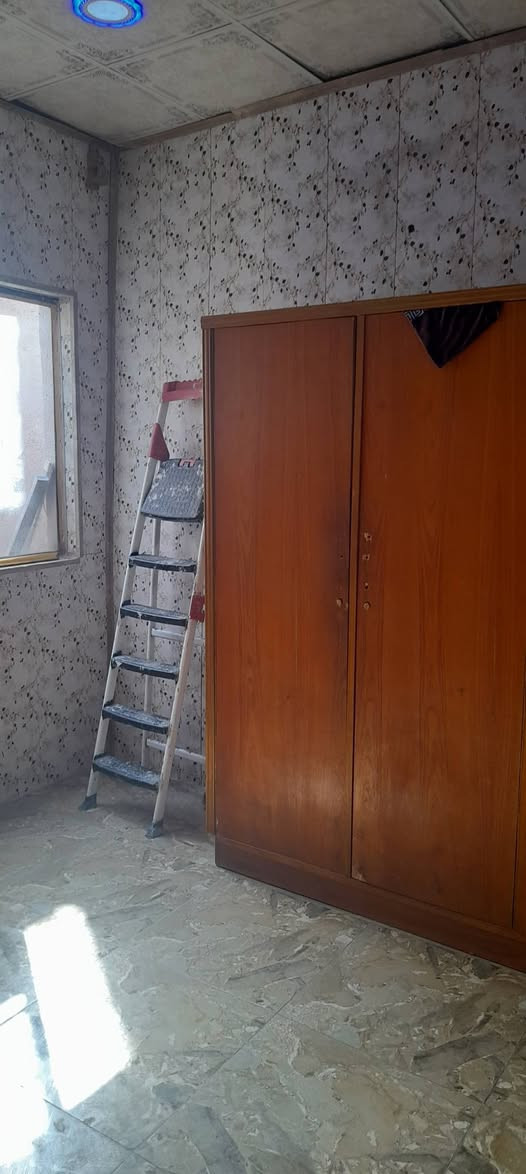 السلام عليكم بيت للايجار 90 متر خلفية مال عائلة صغيرة يتكون من 3 غرف الشعلة الغربي قريب عل علوة  بشارع البانزين خانة مال جيازنة اخر فرع على يسرة رابع بيت علشارع التبليط مقابيلة تشجير اني مكلف بالنشر اتصال على هاذ الرقم ***********       ‏‪***********‬‏
