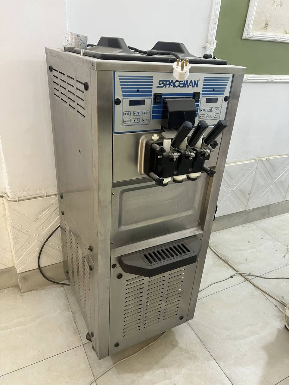 السلام عليكم 
مكينه سوفت نظيفه جدا للبيع 

ومكينه ازبري ايطالي للبيع 

استخدام قليل وبحاله جيده جدا للاستفسار الاتصال على الرقم ***********
مكاني الشطره
