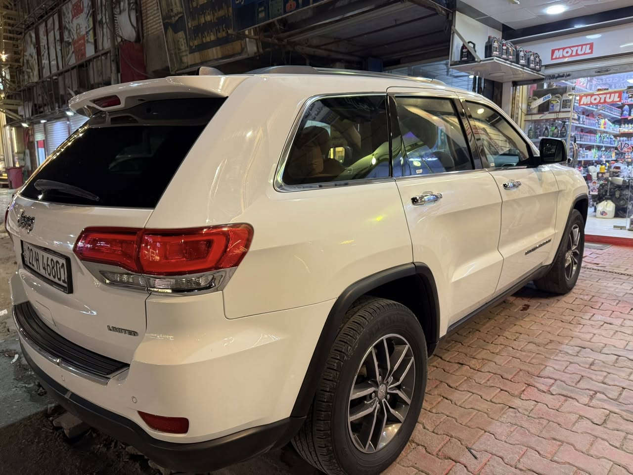 للبيع جيب كراند شيروكي 2017 فول مواصفات 1/1 
السعر 195$ وبيهه مجال جيتك 
رقم اربيل بسمنه تحويل مباشر او وكاله لعجبك السياره وارد كلين تايتل مواصفات خليجيه داخل عسلي المواصفات:
 بانوراما 
لايت متحرك زنن
كشنات تدفئه تبريد 
ستيرن تدفئه 
خزن ميموري وضعيتين
ستيرن كهربائي 
كشن العبري كهربايي 
صندوق كهربائي شفط
تشغيل عن بعد 
حساسات خلفيه 
رادار خلفي توقف ذاتي 
السياره تو ويل المرغوب 
هزه وسونيه جديده لل2028
السياره صار بيهه طخات بلعراق بدون ارباك 
جاملق سايق مبدل نفس الون وكصت البنيد صبغ وصفحت العبري جاملق ولباب كارت تكحيل  ولباب الوره وجاملق بي كلير من امريكا بدون حادث ولا ايرباك 
السياره ابد ماملوعوب بيهه ولامفتوحه مكينه شرط الفحص السياره بلاد مفتوحه سرعه 240 
السياره ماشيه حاليا 85،000 ميل 
حداديه جديده وتايرات وصيانه عامه ودهن جديد 
للاسفسار: 
***********
مكان السياره البصره الجزائر
