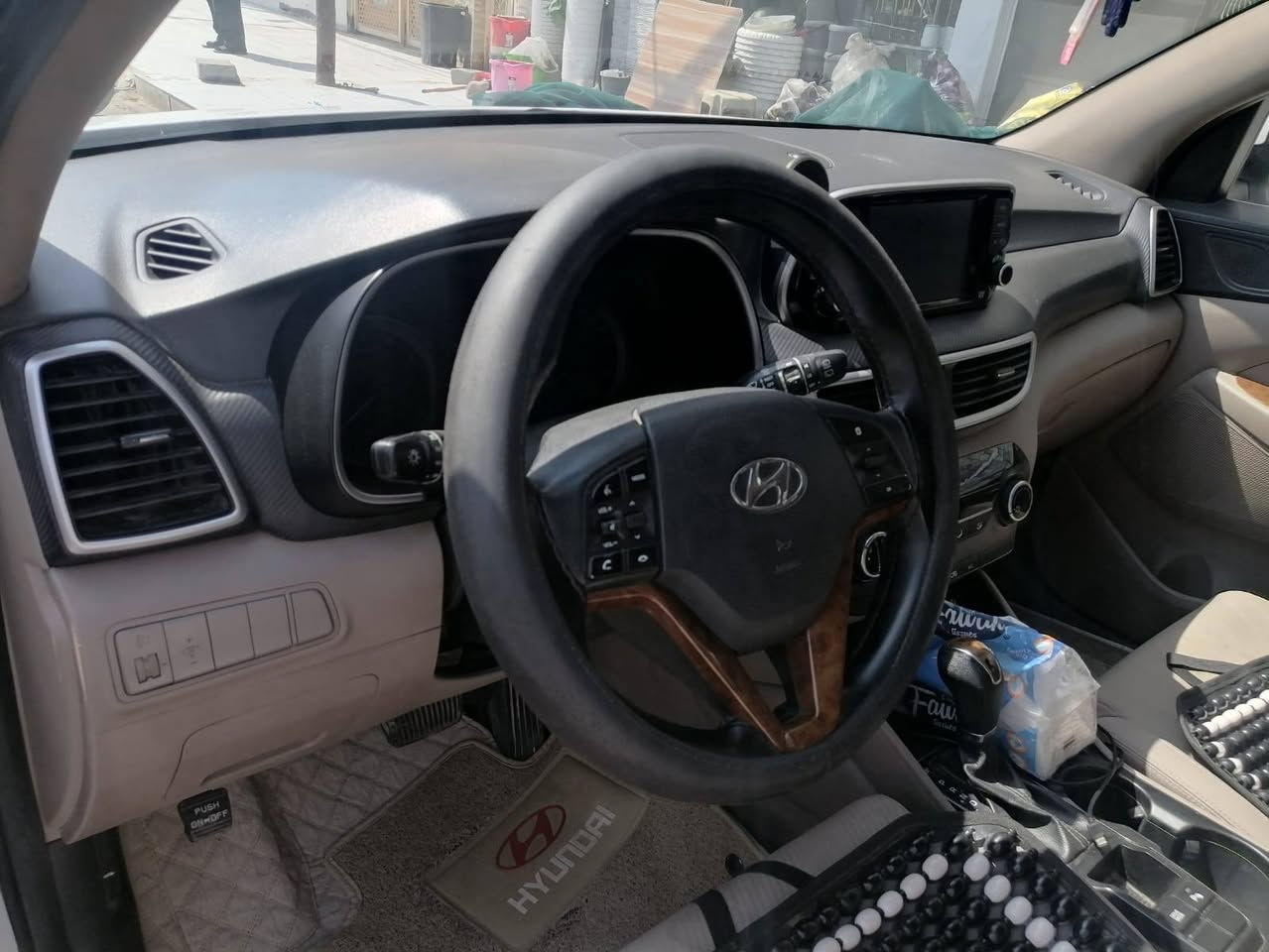 هونداي توسان خليجي 2019
رقم مثنى تحويل مباشر 
كفالة عامه 
حجم المحرك : 4 سلندر 2000 دوش 
السعر : 195 ورقة وبيها مجال بسيط
المواصفات : 
بصمة تشغيل وابواب   
حساس امامي خلفي - تبريد قطعتين اشاره بالمري 
اوتو هولد - مانع انحدار - لايت LED - بك لايت LED
فئه سبورت ، ايكو ، نورمال مري شفط - 
شاحن وايرلس - شاشة كار بلي - كامرة خلفية 
  -ويل كب حجم 18 

***********
المكان السماوة
