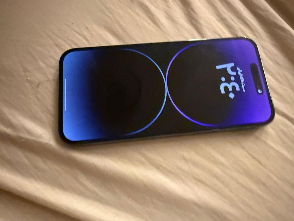 السلام عليكم 
ايفون 14 برو ماكس للبيع 
مكسور ضهر فقط 
بطارية 93
كلشي ما مبدل بيه
و الشاشة بيها شخوط بسيطة جداً
السعر700
رقم  ***********
