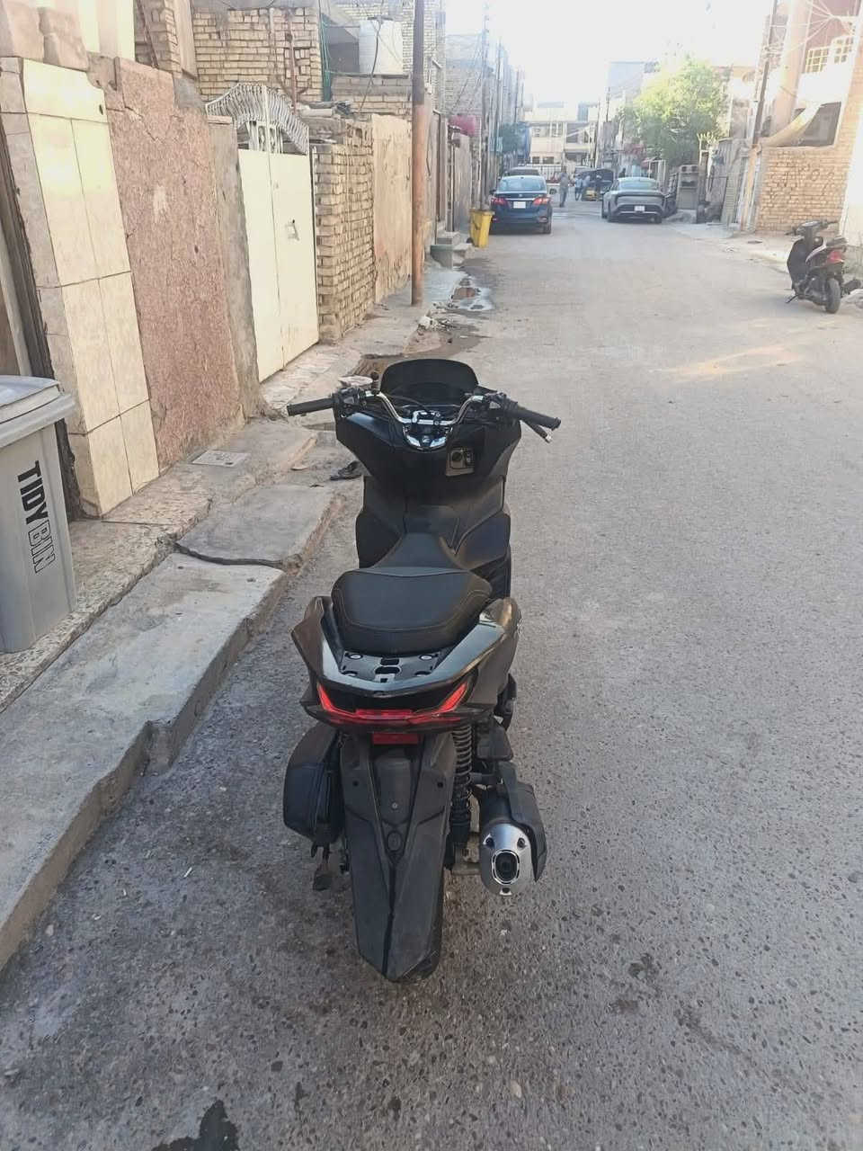 سلام عليكم Honda PCX 160 موديل 2023
ماشيه قليل مواصفات حديثه 
تبريد مائي.
حقن إلكتروني PGM-FI.
ناقل حركة أوتوماتيك CVT.
خزان وقود 8.1 لتر
إضاءة LED كاملة
شاشة رقمية
استهلاك وقود ممتاز يقارب 40–45 كم/لتر حسب القيادة.
متوفر خاص او اتصال 
***********
