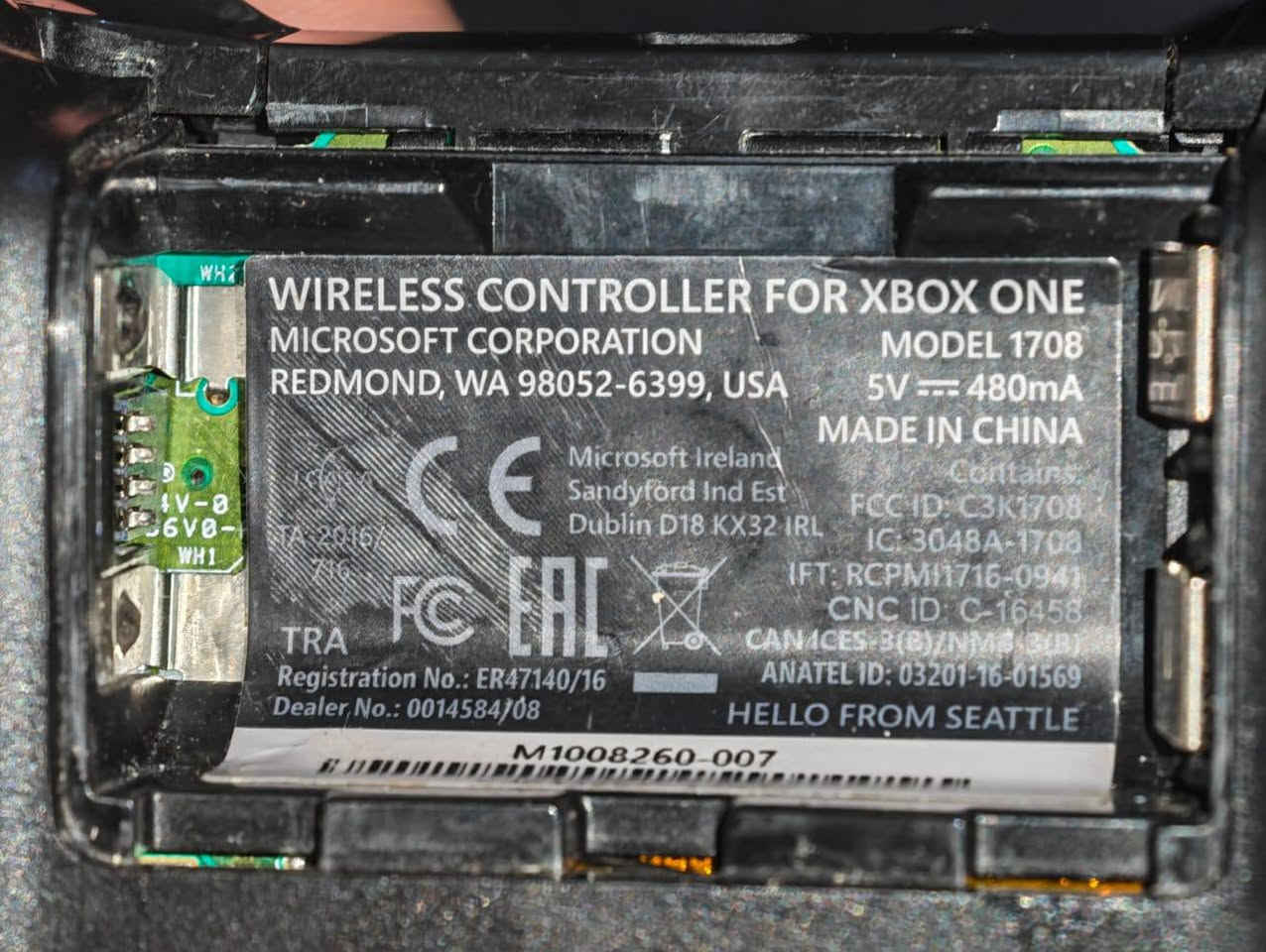 السلام عليكم
اكسبوكس وان اكس 
الجهاز نظيف. 

يجي وياه الجوستك الاصلي مع بطارية. الجوستك مابيها اي خلل. فقط الاتجاه الايمن شوي دايس بس مايشكل ومايأثر.  سعر 170 الف 
مكاني بغداد حي الرئاسة. الجهاز اوربي نظيف حيل.


**إذا كنت صاحب هذا الإعلان وتريد حذفه لأي سبب، رجاءا أرسل رسالة إلى الدعم الفني**