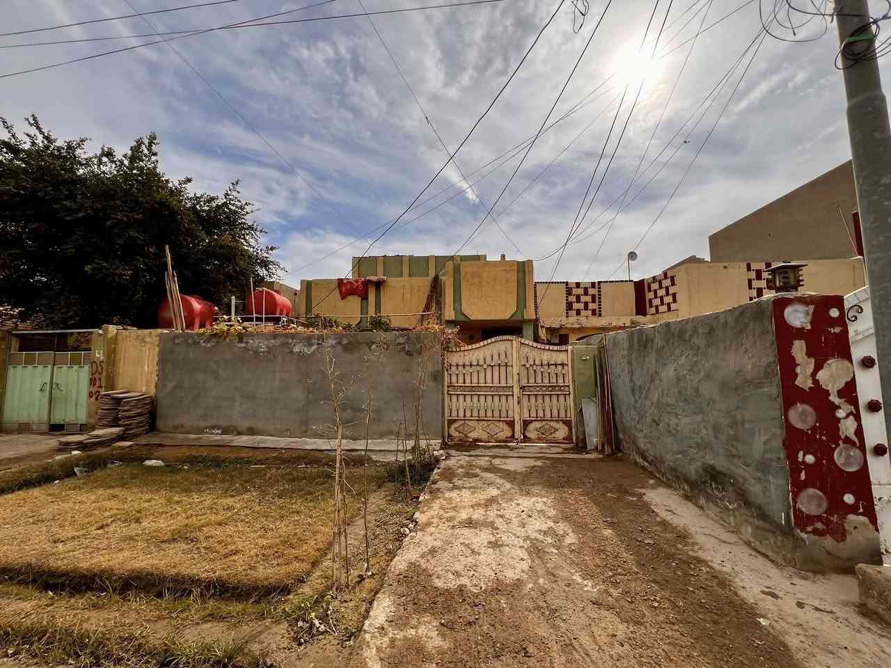 السلام عليكم 🤍
دار للبيع مساحه بلسند ٢٠٠ واقع حال ٢٥٠ طابو صرف موقع الدار حي العسكري شارع حسينية الزهراء (ع) ثالث بيت عن الحسينيه البيت طابقين الطابق الاول يتكون من غرف نوم عدد ٢ وصاله عدد ٢واستقبال ومطبخ وصحيات داخليه وخارجيه الطابق الثاني يتكون من غرف نوم عدد ٢ وصاله وصحيات داخليه وكراج سياره وحديقه للاستفسار اكثر الاتصال على الرقم المذكور 
***********
