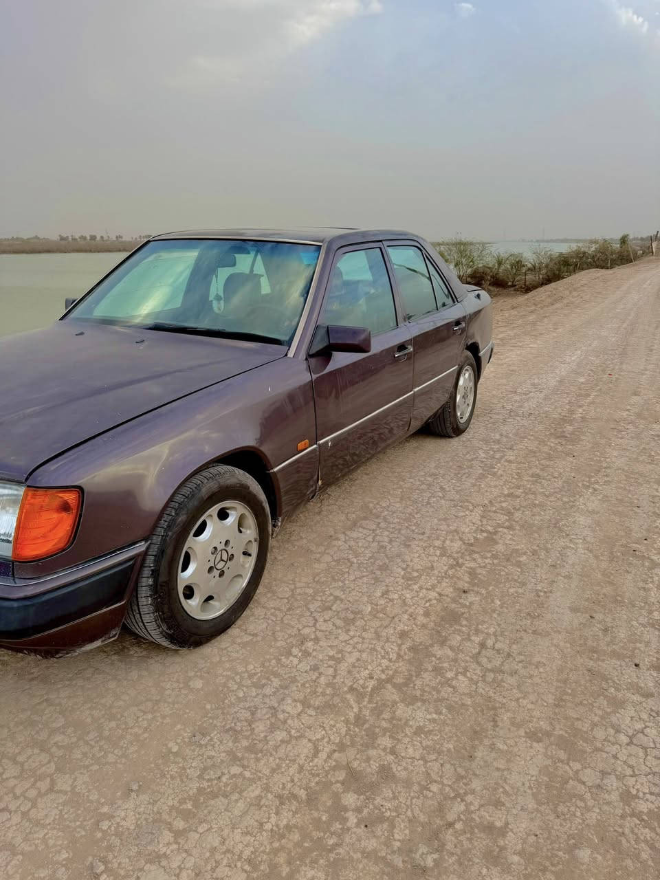 السلام عليكم
مرسيدس مديل 1993

مكينة 2500 

حدادة جديدة 100/100

غرفة نظيفة 90/100

تخم تايرات تاي وان جديد 

لايتات حديثة تاي وان اصلي

تبريد نقص فقط غاز.بسبب الصيانة تبخر

جام كهربائي

السعر 47 

البصرة.الكرنة.
***********
