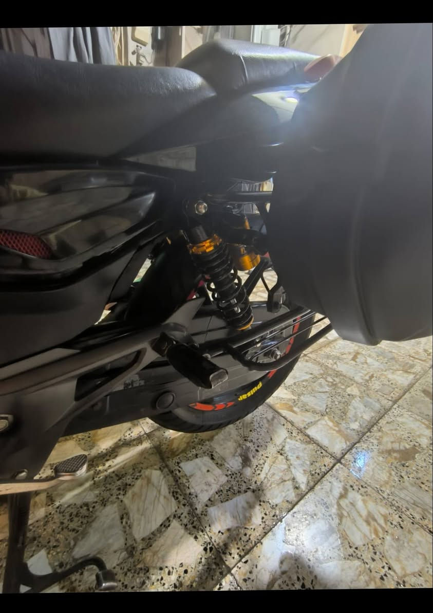 السلام عليكم بولسر نيون موديل ٢٢ محرك ١٥٠cc مدفوع الكمرك واوراق اصوليه مزوده بغراض جنط خلفيه ودبلات خلفيه غازيه وتاير عريض وبلوجكتر اصفر ناصي عالي ابيض  مكفول المحرك من الفتح الدراجه بعده جديده  المكان الحريه الدور السعر مليونين وبيه مجال للاستفسار
***********
