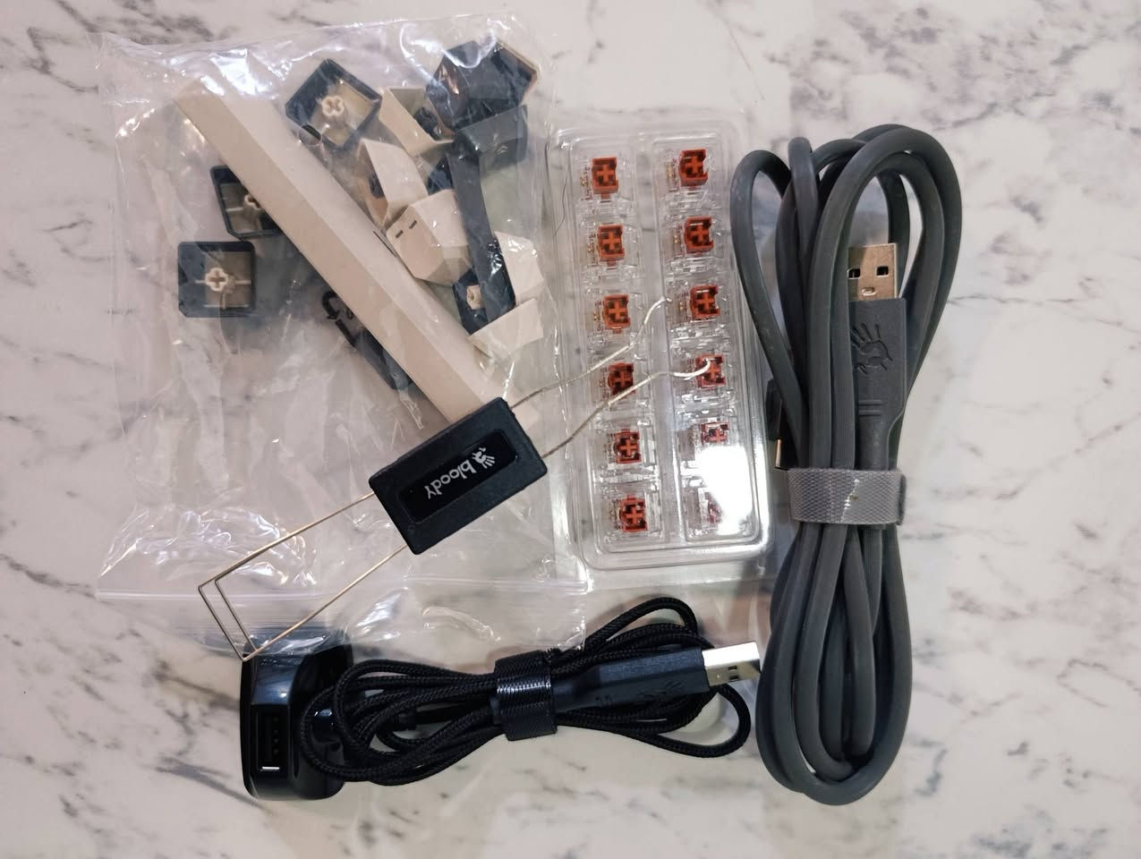 كيبورد بلودي WS87 RED SWITCH PLUS 
غير مستخدم قطعة موشمة ونادرة للبيع 
كامل الملحقات سويجات عدد 12 وازرار وكيبلات واداة تبديل 
للعلم الكيبورد تتحكم بي بالكامل من البرنامج مالته 
يشتغل ب 3 اوضاع 
يو اس بي + وايرلس + بلوتوث 
سعره 80 الف واوصله الك لاي محافظة علية مجانا 
خاص او واتس ***********
