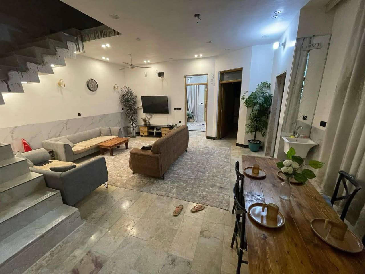 السلام عليكم ورحمة الله وبركاته #بيت للبيع بناء #حديث #Vip ( #طابو  #صرف )

المساحه 200 متر واجهه 9 والنزال 22

العنوان/ #الشعب شارع  #الصحه مقابل مطعم محمد الكردي 

الطابق الاول يحتوي  عل كراج ومدخلين وصحيات خارجية واستقبال كبير ومطبخ  حار ومطبخ بارد وصحيات داخليه وغرف نوم عدد اثنان 2  وصالة كبيرة أيضاً والطابق الثاني يحتوي على غرف نوم عدد اربعة 4  كبيرة وصالة وسطية وخدمات صحية وبلكونه كبيرة  وبيتونه كبيرة وسطح كبير 

ملاحظه مهمه الدار بناء فول درجة اولى ارضية مرمر وكهرباء من احدث وافضل الانواع شغل شركة هندسية اختصاص وماء ومجاري من احدث وافضل الانواع وموقع حلو ومرتب وشارع عريض رصيف جديد البيت بناء سنة 2024 حديث // السعر ٣٦٠ وبي مجال 

معروض بمكتب الكناني ***********
