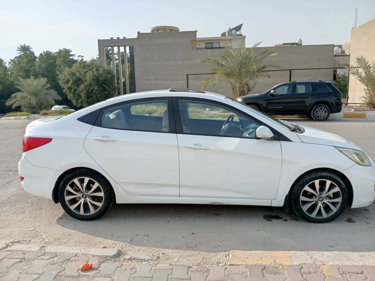 السلام عليكم 
اكسنت خليجي موديل 2017 رقم بغداد محرك 1600 دبل قطرة فتحة سقف تحكم ستيرن عداد 136,000km محرك وكير وتبريد بحالة ممتازه مكان السيارة بغداد السعر 106 للاتصال ***********
