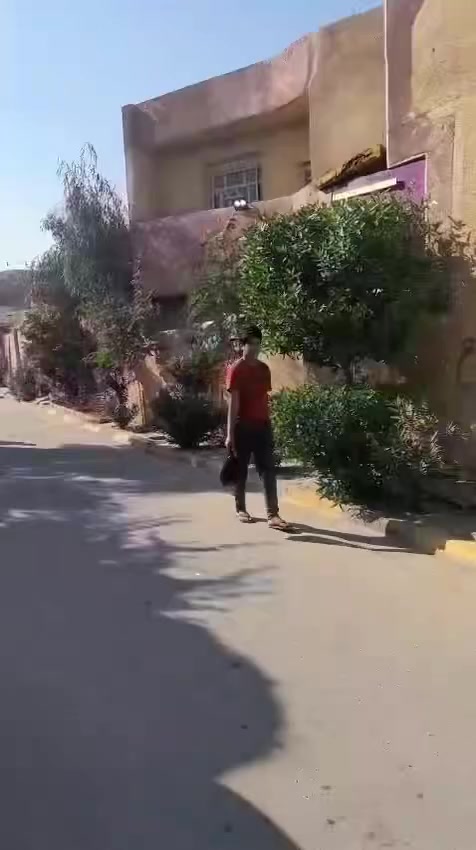 السلام عليكم بيت للبيع حي السفير قريب شارع الوازات افران المصطفى مساحة 100 متر واجه 16 ونص نزال 10 وينتهي 3 من جهة المطبخ طابق واحد وبيتونة بيت كامل ميحتاجلة شي تجي تكعد بي كبل عالي عن شارع تبلط ورصيف كامل دربونة كدام العين وكافة التفاصيل بالمقطع استقبال وصالة وغرفة وحمام وترك ومطبخ وترك ثاني مطبخ حار ودرج وبيتونة  
تواصل الاتصال ع رقم ‭0770 960 6916‬
