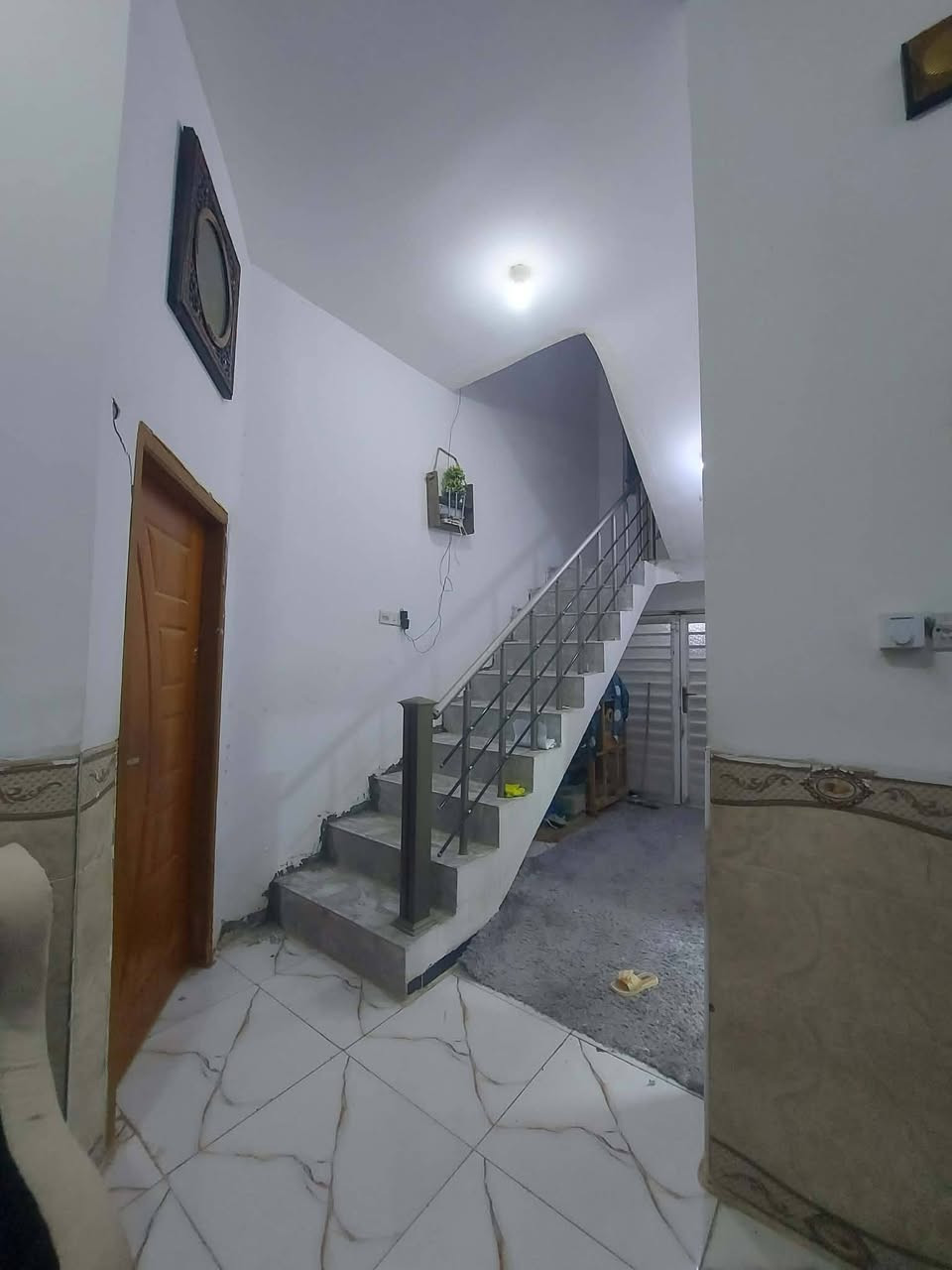بيت  طابقين 
طابو صرف للبيع
*****************
 المساحة ١٢٥ متر 
**************
 الموقع حي ٣٦ 
قرب معمل المرور
مقابل مدرسة الفرسان
*****************
سنه البناء 
٢٠٢٤
**************
#الطابق_ الاول
غرفة
صالة
مطبخ
براني 
وصحيات داخلي وخارجية
#الطابق_الثاني
٣ غرف نوم
مع سويت حمام داخل الغرفة 
**********************
يرهم مراوس بيت في 
حي العمال او الجمهوري او حي الشرطة
للاستفسار اكثر عن سعر العقار مراسلة الصفحة


**إذا كنت صاحب هذا الإعلان وتريد حذفه لأي سبب، رجاءا أرسل رسالة إلى الدعم الفني**