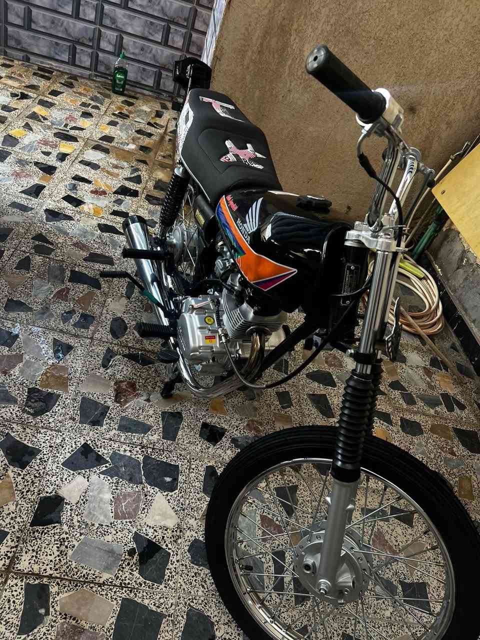 سلام عليكم دراجه سيجي نامه للبيع اوراق سكنر تعمير كله جديد كزوز مقصر براغي كزوز النكي دراجه كامله مكمله ما عده التانية بس خسفه بسيطه سعر775وبيها مجال حك جيه وتساب ***********
