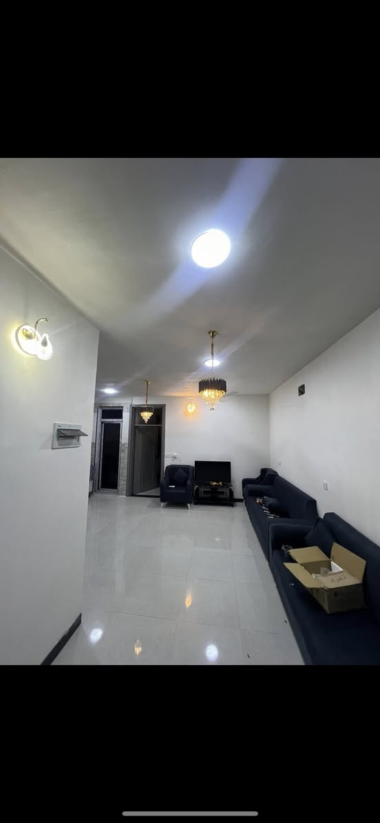 السلام عليكم بيت 60 متر تجاري على شارع الضغط الدوره حي دجله +تشجير يحتوي على محل +مشتملان منفصلان درج خارجي  بناء جديد تنازل شركه كل مشتمل غرفه صاله مطبخ وصحيات بيت كامل السعر 120 بي مجال بصيط 
 
***********
