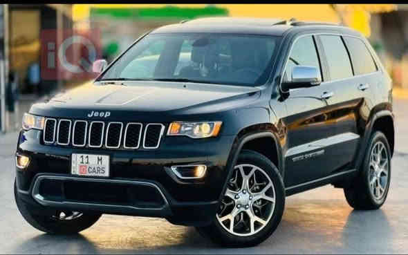 جيب 
كراند شيروكي 

موديل ٢٠٢٢

بدون حادث ( بيها طخة خفيفة بالجاملغ الخلفي من امريكا ومتصلحة )

مغلفه ppf كامل

ماشية ٦٤ الف ميل

فتحة سقف

بصمة

شاشة كبيرة

لون اسود

محرك ٦ سلندر تنفس طبيعي

مقاعد جلد

خزن ميميوري 
***********
وضعيات قيادة
