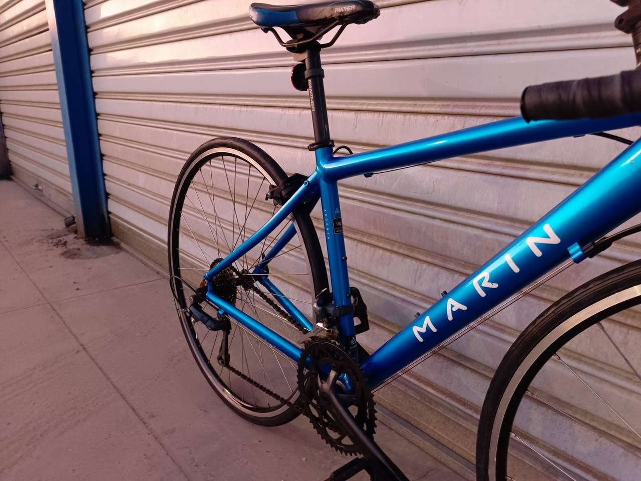 السلام عليكم اخوتي دراجه ماركه MARlN الحجم ٢٨ الفريم S
سستم كلارس ٨/٣ نضافه كدام العين 
بلادي عل وضع الشركه 
السعر ٢٥٠ بيها مجال للطيبين 
العنوان موصل معرض الفهد
للاستفسار ***********   /***********
