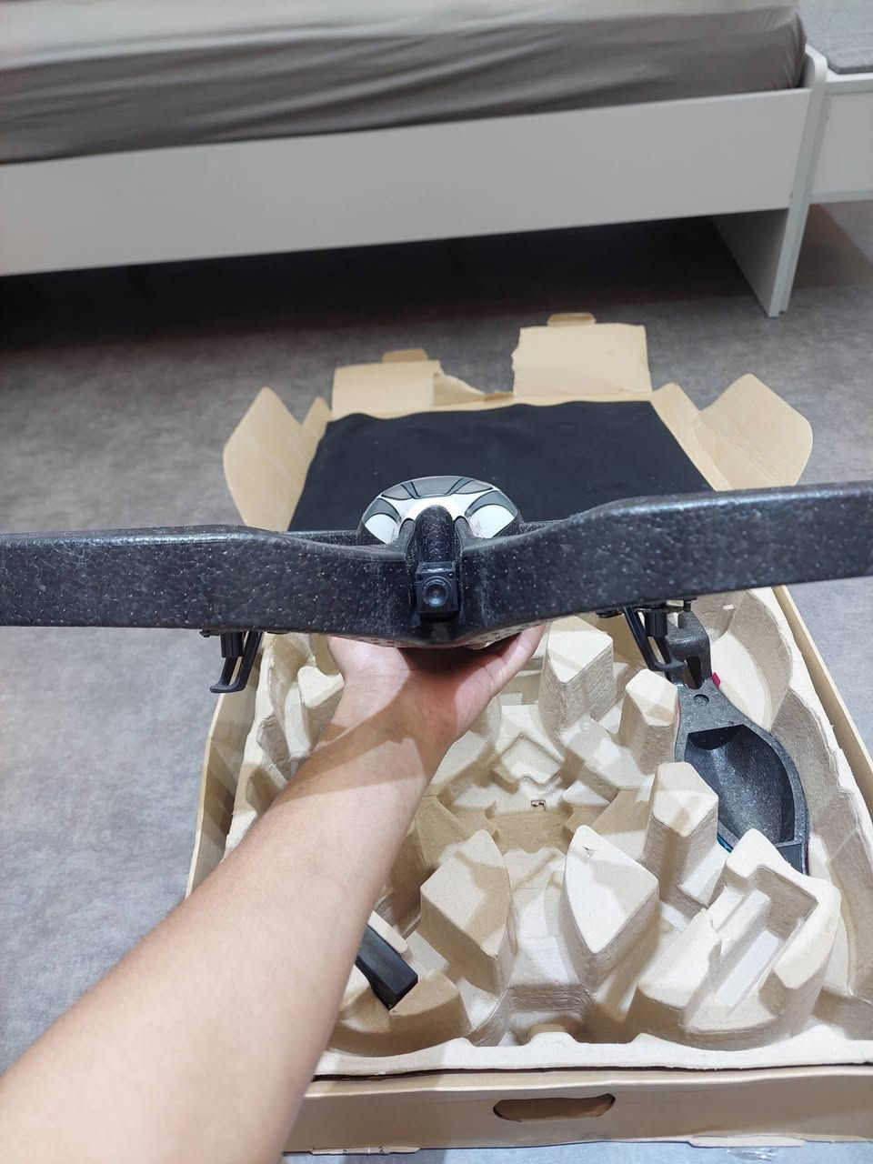 السلام عليكم درون AR DRONE جديده غير مستخدمه وبيه كامره بدقه HD تجي نسخه الواي فاي تتحكم بيه من التلفون ⚠️الدرون نقصه فقط بطاريه السعر [ 100 ] الف موجود توصيل 🚕


**إذا كنت صاحب هذا الإعلان وتريد حذفه لأي سبب، رجاءا أرسل رسالة إلى الدعم الفني**