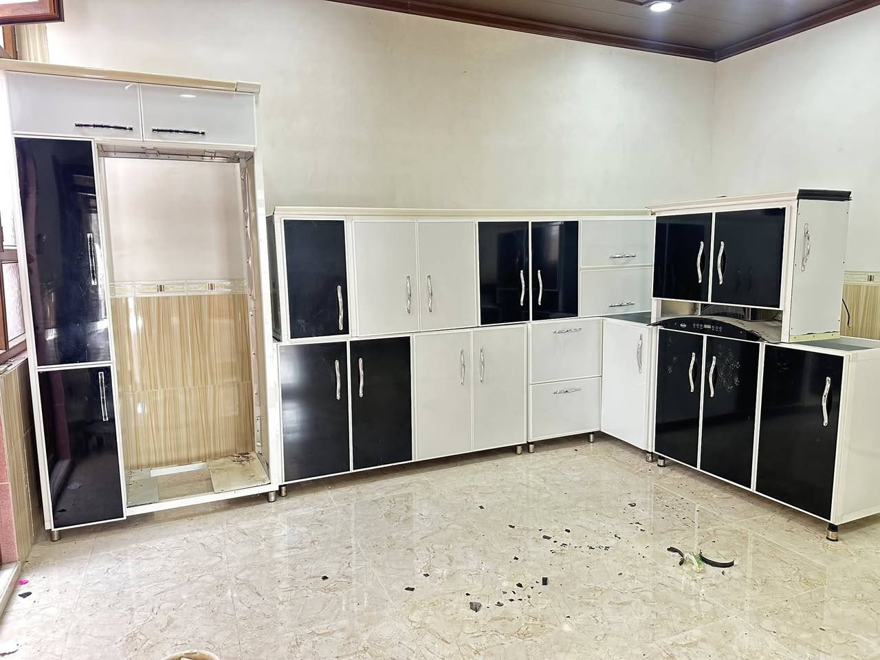 کەوەنتەر بۆ فرۆشتن
موادی سارا 
قیاس ٤ مەتر درێژ
کەوەنتەرەکە بێ عەیبە هیچ شکاوێک خراپ بونێکی نیە 
بۆ زانینی نرخ پەیوەندی بەو ژمارە تەلەفونەوە بکەن
*********** 
شوێن ڕانیە
