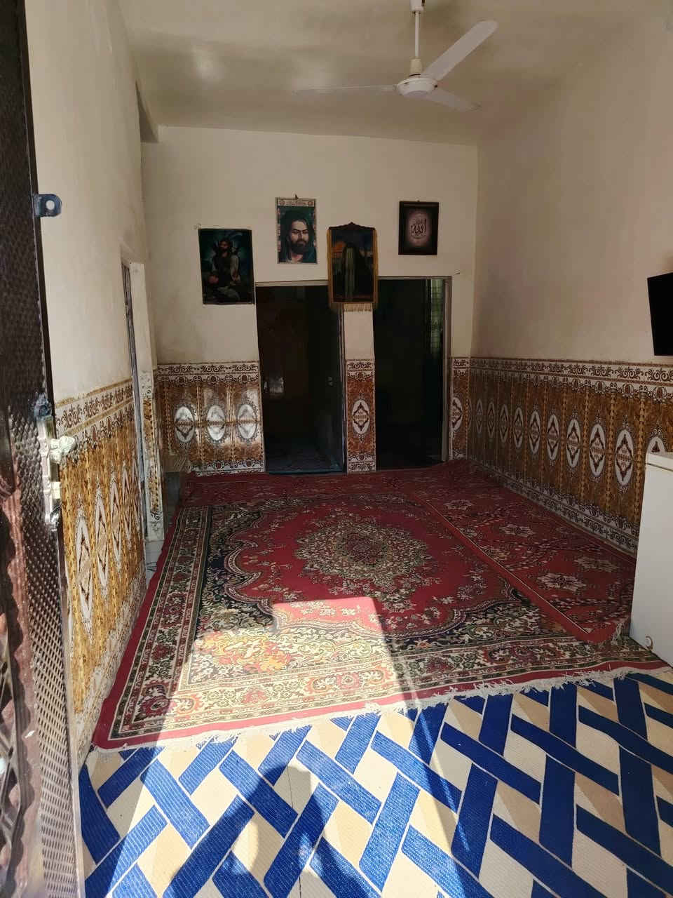 السلام عليكم بيت  بدوانم البيع   في النهروان مساحه 320 بنزلت مطعم تمتوعه تفاصيل 3 غرف نوم صاله وستقبال مطبخ خارجي ستفسار *********** تصال    وتساب
