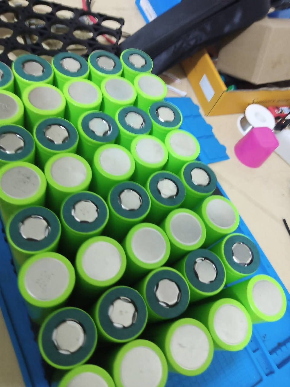 السلام عليكم اخواني الاعزاء

حاب انقل تجربتي الشخصيه الكم
واعرض عليكم شغلي وخدماتي

طبعا هاي بطاريه  فوسفات الحديد 75 امبير
24 فولت. جمعتها لانفرتر شمسي

كدرنا نشغل عليها 3 امبير لمدة ساعتين و40 دقيقه

الكارت المستخدم  jk 150 امبير مستمر
و 300 امبير لحظي

وبالنسبه للعمل اجمع كل انواع البطاريات
عاكسات انفرتر دراجات اي شي 

واني اخذ فقط اتعاب ايدي
يعني انطيك قائمه المواد منين متريد جهزها براحتك واخذ فقط شغل ايدي منك
ومحسوب عليك كل التفاصيل المستخدمه مع التوصيل شغل ايدي اخذه صافي 

1- بطاريه 12 فولت اي امبير  اخذ 30 الف
2- بطاريه 24 فولت اي امبير اخذ 35 الف
3- بطاريه 48 فولت اي امبير اخذ 45 الف
4- بطاريه 60 فولت اي امبير اخذ 55 الف
4- بطاريه  72 فولت اي امبير اخذ 65 الف

للعلم اللحام النقطي بنيكل 0.3 ملم مدعم مرتين واللحام بكابسه نقطيه محوله مو موسفت ضمان 

بالاضافه خدمات الطاقه الشمسيه 
اي بورد او طريقه بارد منفصل او اسعار منظومات او طريقه ربط اني بالخدمه

رقم العمل *********** واتساب
