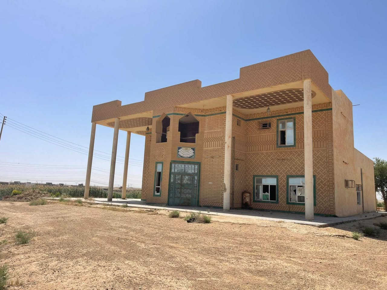 🏡 عرض اليوم — دار طابقين مع قطعة أرض 🌿

📍 الموقع: الرمادي — ناحية اليرموك — بداية منطقة القرية العصرية
📐 المساحة الكلية: دونمين

دار طابقين مع قطعة أرض بموقع مميز داخل منطقة سكنية هادئة ومتوفر بيها جميع الخدمات 🌟
البيت يحتاج بعض الترميم والتنظيف بسبب تركه لفترة من الزمن، لكن حالة البناء جيدة ومناسبة للسكن أو الاستثمار مستقبلاً.

إذا كنت تبحث عن الراحة والأمان والمساحة الواسعة فهذا العرض مناسب إلك 👍

🔹 ملاحظة مهمة:
الأرض واقع حال لزمة مكفولة من أي مشكلة عشائرية
تعهد + بصمة + مكاتبة حال المنطقة بالكامل
ولا يوجد طابو

📞 للاستفسار والاتصال:
*********** واتساب
*********** واتساب

📩 أو مراسلة الصفحة في أي وقت
ونعتذر عن التأخير بالرد أحياناً

📍 نستقبل جميع العروض العقارية في مدينة الرمادي

أبو أحمد
مكتب العسافي للخدمات العقارية

#الرمادي
#اليرموك
#القرية_العصرية
#عقارات_الرمادي
#دار_للبيع
#بيت_للبيع
#اراضي_الرمادي
#استثمار
#عقار
#بيع_وشراء
#مكتب_العسافي
#ابو_احمد
#عروض_عقارية
#العراق
#الانبار
#بيوت_الانبار
#عقار_الانبار
#دار_طابقين
#ارض_للبيع
#عروض_اليوم
