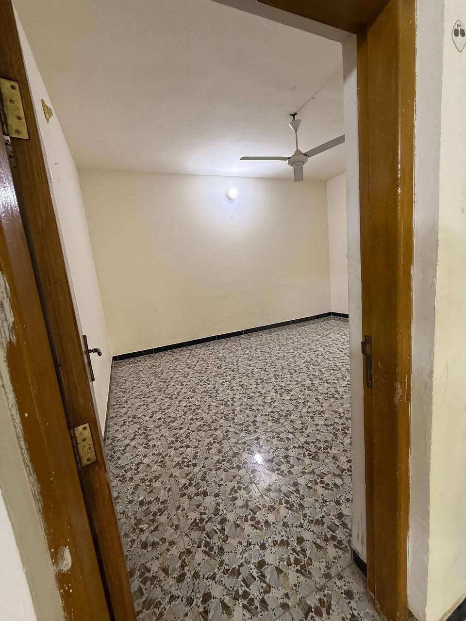 بيت للايجار طابقين الفلوجه حي الوحده خلف فايكنك بركر والجوهره سابقا
المساحه الكليه 400 بناء 300 حديقه +كراج 
4 غرف نوم
مطبخ كبير 
استقبال كبير 
صاله الطابقين 
صحيات الطابق الاول والثاني
 جاهز من كلشي الشارع تبليط ومرتب
*********** للاستفسار
