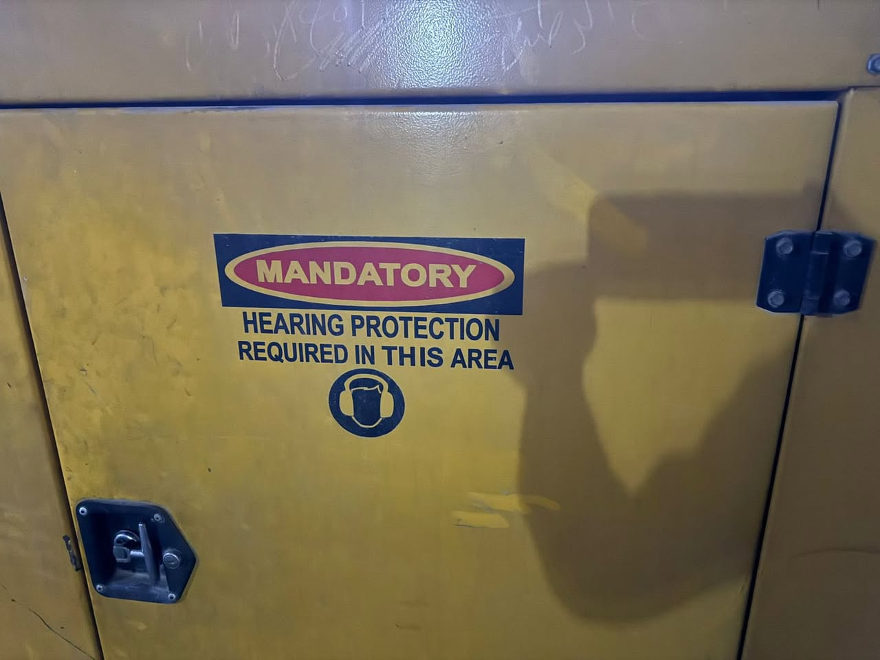 مولد الديزل بقدرة 60 كيلو واط (kW) أو 60 كيلو فولت أمبير (kVA) من شركة Cummins (كمنز)  تشير الكتابة "PL60" على جانب الوحدة إلى تصنيفها. 
مواصفات مولد Cummins PL60
يأتي هذا المولد ضمن سلسلة منتجات "الطاقة المتنقلة الوعرة" (Rugged Mobile Power) من Cummins ويتميز بعدة مواصفات: 
الطاقة المقدرة: 60 كيلو واط (kW) عند 60 هرتز، أو 62.5 كيلو فولت أمبير (kVA) عند 50 هرتز.
نوع الوقود: يعمل عادة بوقود الديزل.
المحرك: يتميز بمحرك ديزل صناعي رباعي الأشواط متين وفعال في استهلاك الوقود.
الميزات:
يحتوي على نظام تحكم متقدم يوفر تنظيمًا دقيقًا للتردد والجهد.
مزود بكاتم صوت (sound attenuated) لتقليل مستوى الضوضاء.
مصمم للعمل في الظروف البيئية القاسية، مع نظام تبريد مصمم لدرجات حرارة محيطة عالية.
يحتوي على لوحة توزيع مع قواطع دوائر للحماية من الحمل الزائد.
تتوفر خيارات متعددة للجهد عبر مفتاح اختيار الجهد. 
يتم استخدام هذه المولدات لتطبيقات الطاقة الاحتياطية (standby power) والطاقة الأساسية (prime power) في مختلف البيئات الصناعية والتجارية.الاستفسار ***********بي واتساب
