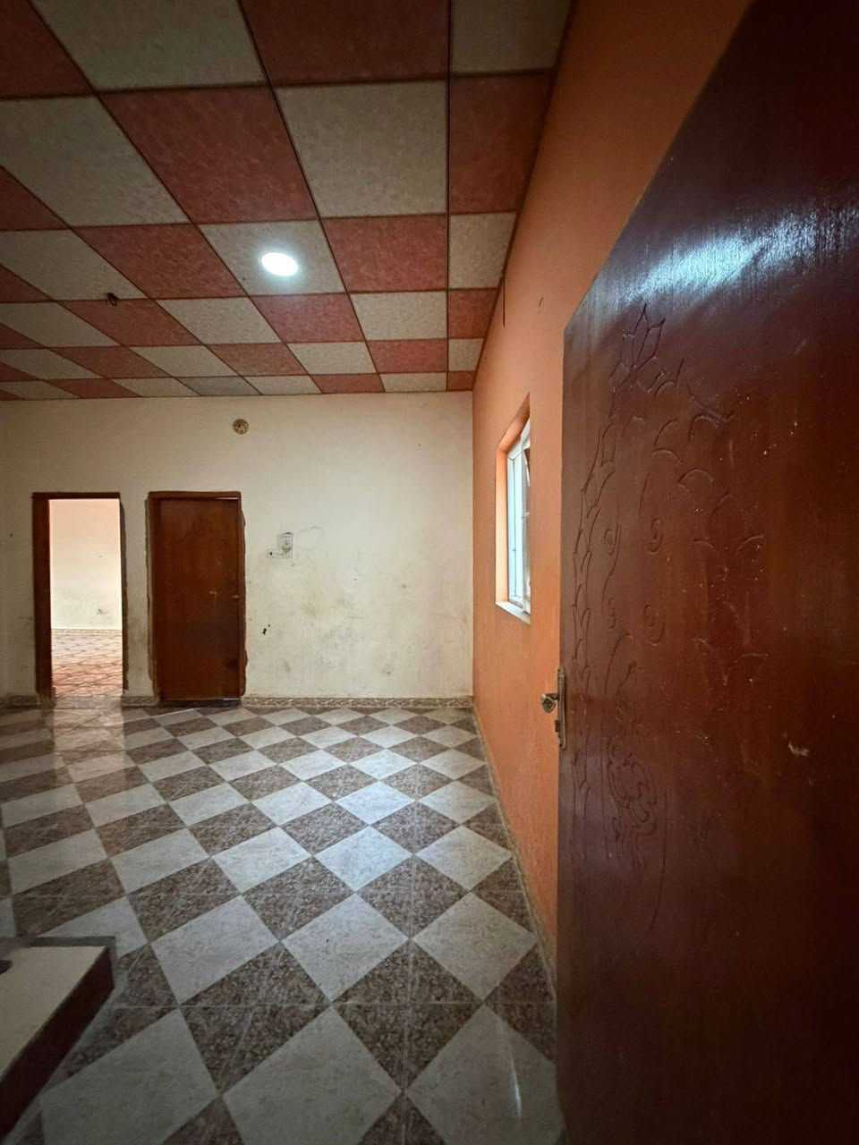 اهواي موصيني على بيت ايجار 
الهم صلي على محمد وال محمد 
بيت للايجار ايجاره 400  + 3 اشهر او شهرين مقدماً 
يحتوي البيت على 
غرفتين+ صالتين+ ديوانيه+ مطبخ+ صحيات+ كراج 
العنوان بصرة ابو الخصيب العوجه 
استفسار اكثر اتصل 
***********
