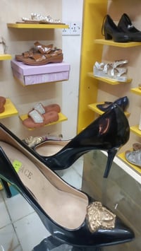 أحذية • مقاسات مختلفة • ازياء افنان