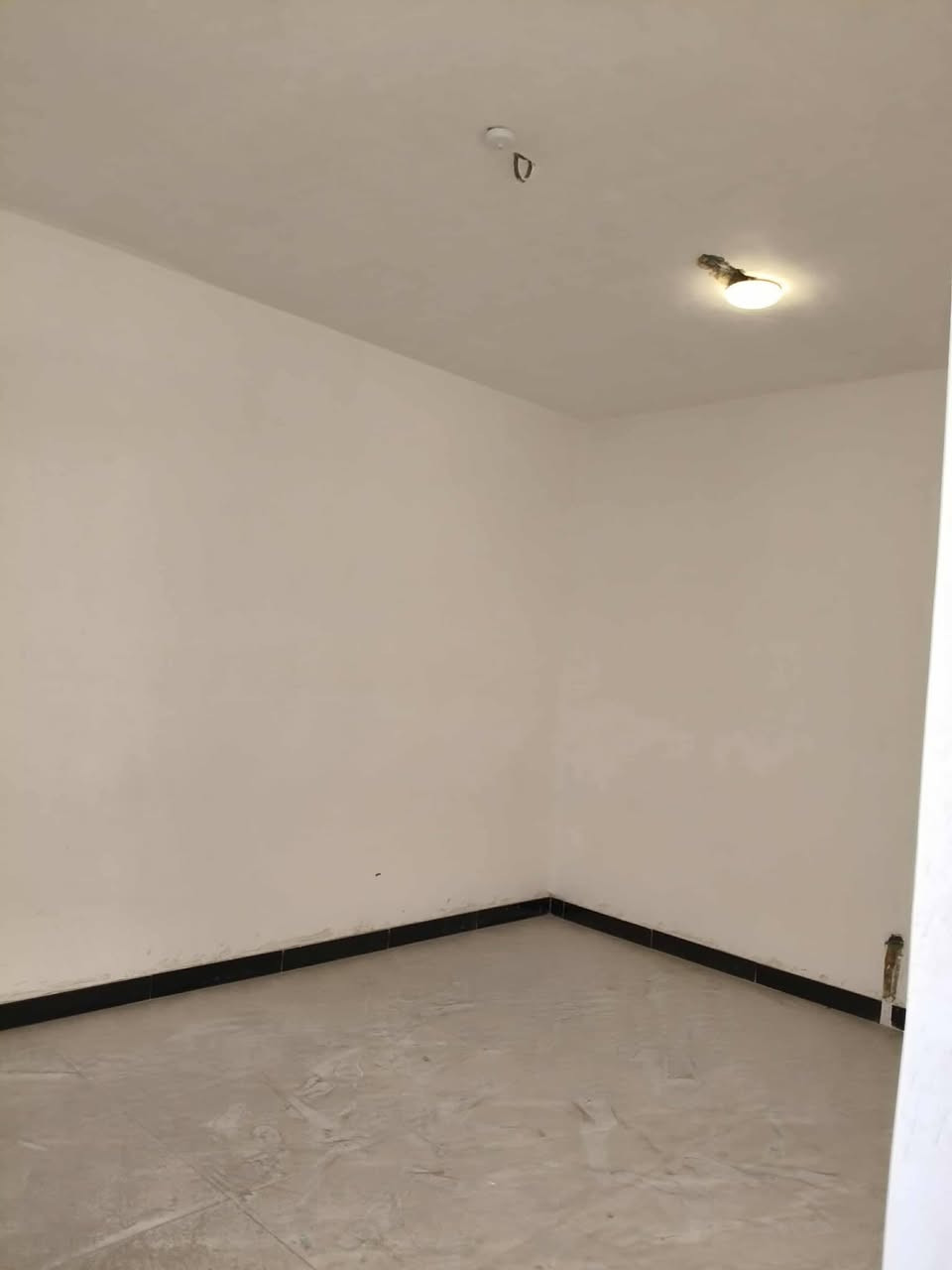 بيت الإيجار مساحه 100متر في حي التضحية كرامه يحتوي على غرفتين وصاله ومطبخ استقبال وصحيات البناء حديث درجه اولى صب كونكريت #سعر_الأيجار_300 الف ***********
