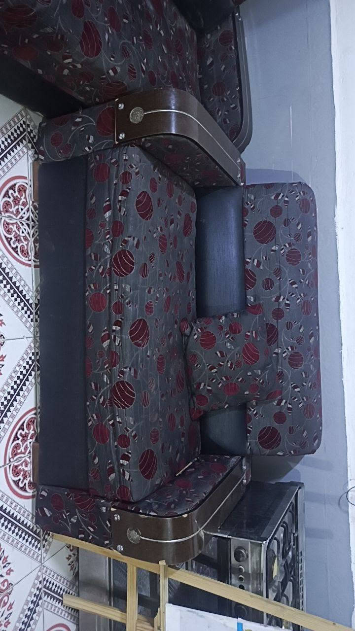 تخم ثلاث قطع ثمانية مقاعد اثنين كبار وحده وسط والشراي نظيف مابي ضرر ما موجود على الفيس الشراي ب١٥٠ يتصل على الرقم *********** يوجد توصيل داخل الديوانية
