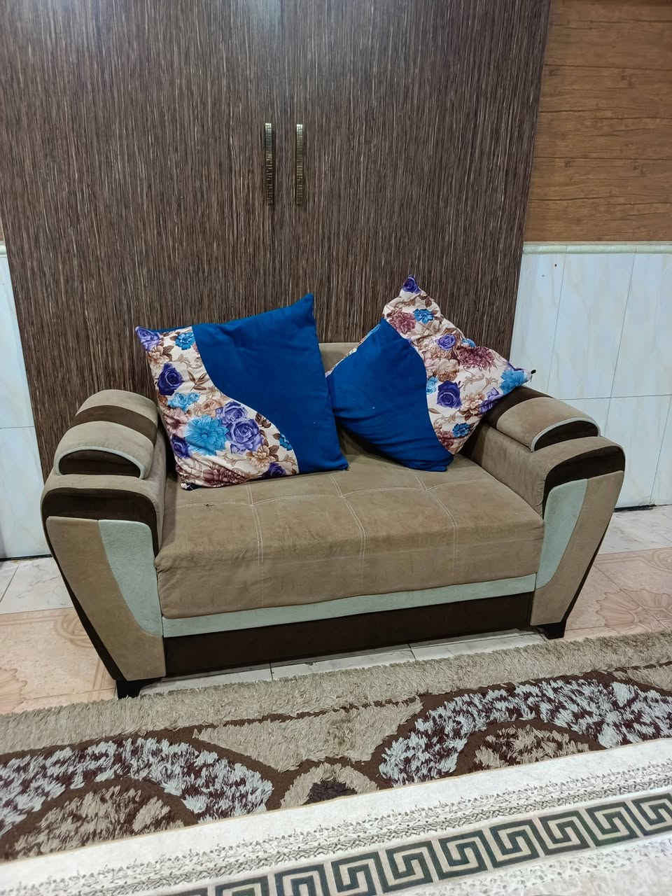 طخم قنفات عدد 2 لون ازرق ولون بيجي
عدد مقاعد الطخم : 5 

كبار 3 نفر عدد : 2

وسط 2 نفر عدد : 1

صغار 1 نفر عدد : 2

مع الكوشايات عدد 10 لكل طخم 

 استخدام نظيف جداً 

∆ بالاضافة الى سيت طبلات زجاجية متانه جداً قوية لون احمر وشفاف ( موجود بالصور ) 

المكان : البصرة حي الاصدقاء 

تواصل مباشر او واتساب 

***********

#قنفة #مقاعد #بصرة #اثاث #قنفات
