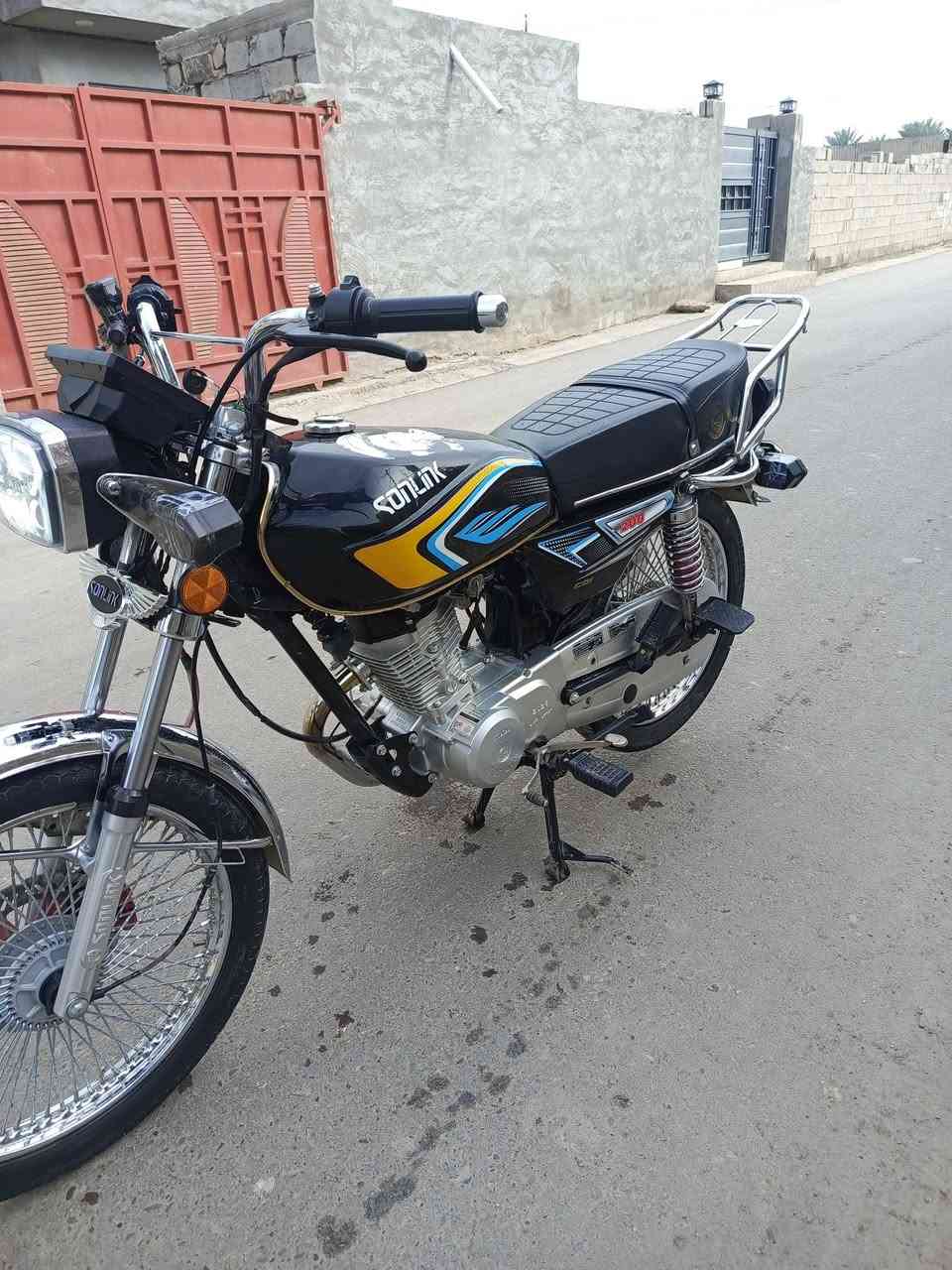 السلام عليكم دراجه للبيع موديل 2025 كفالة عامة خمسة كير ماممدود عليهة سبانةالون سود العنوان ديالى خان بني سعد الرقم ‏‪***********‬‏السعر خاص
