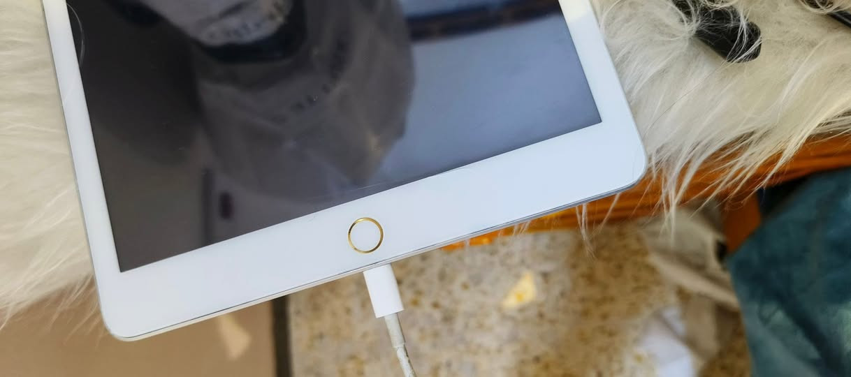 متاح ايباد 8 
ذاكره ٣٢ 
بطاريه ٨٧
فقط لمس مكسور ويشكل
٦٠ وبي مجال قليل


**إذا كنت صاحب هذا الإعلان وتريد حذفه لأي سبب، رجاءا أرسل رسالة إلى الدعم الفني**