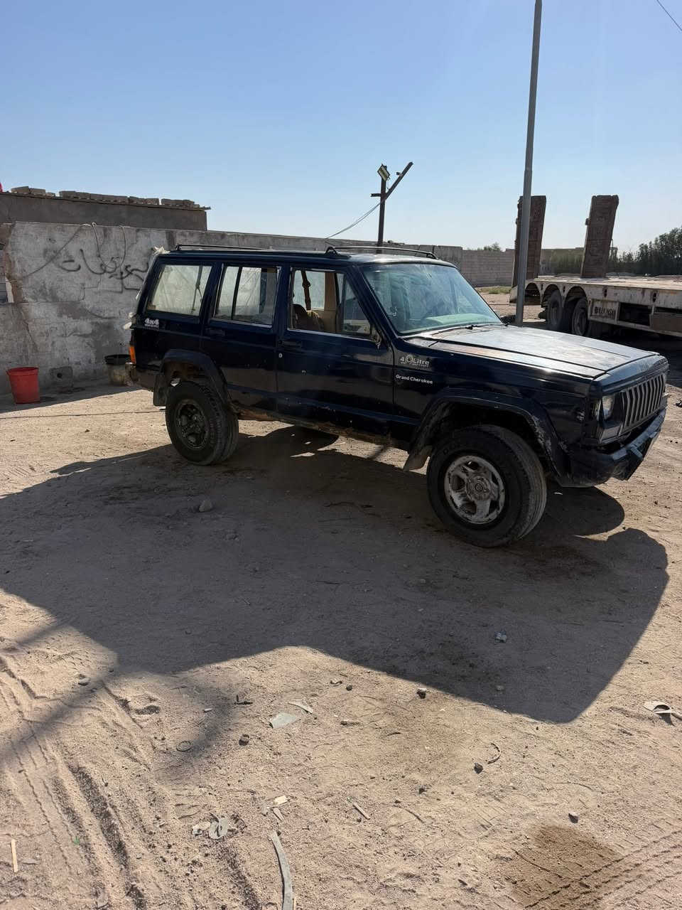 جيب شيروكي لبيع موديل 1991 مكينه فيفتي فيشه وحده رقم ديالى السعر 15 ورقه  رقم الموبايل ***********  /***********
