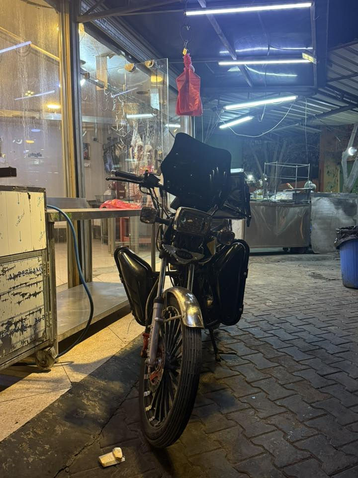 ايراني للبيع بيها منفييس 5 كير  موديل 24  دراجه كامله شغل واطلع  وبيهاهواي كماليات حاطهن بس تاركها لان اخذت بوكسر سعر 700 وبيها مجال  مكاني بغداد حارثيه رقمي ***********
