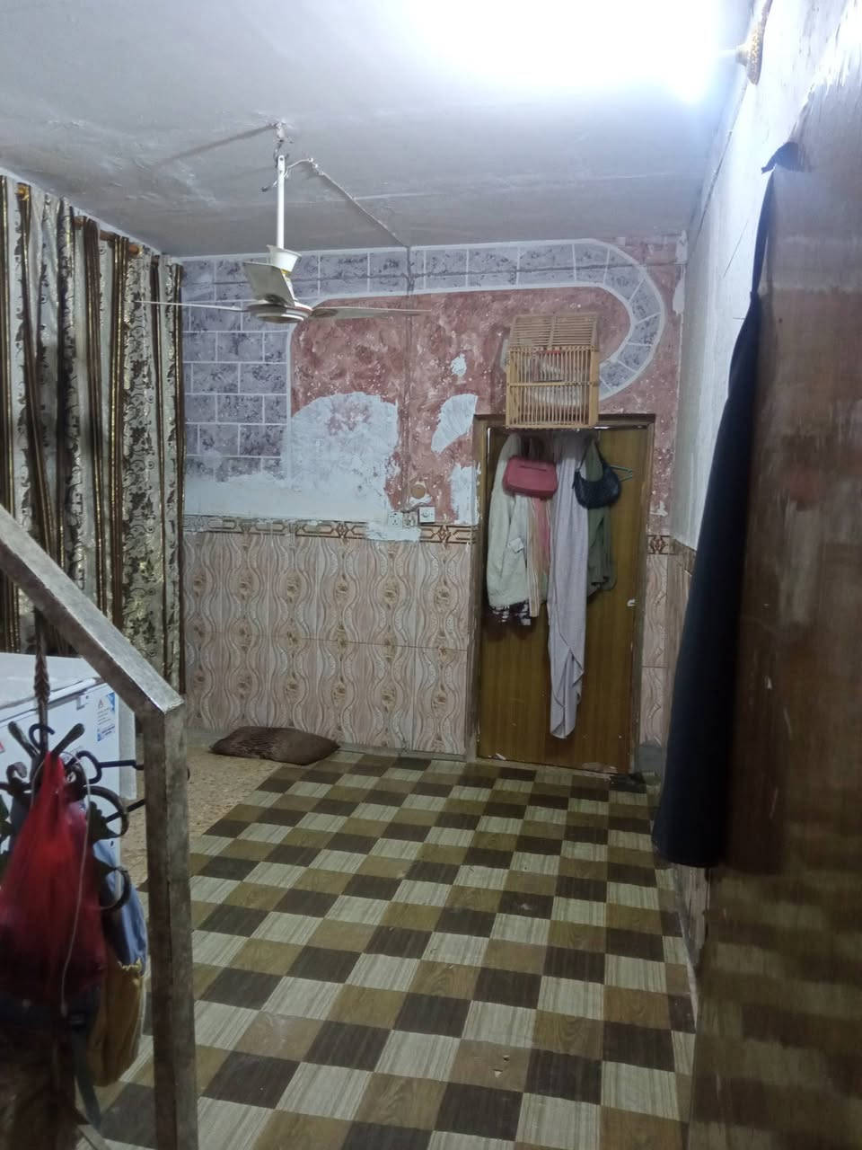 غرف عدد 2
صاله عدد 2 

ستقبال ومطبخ

حمامات عدد 2 لبيع ملحق مكرمه 100متر

***********
