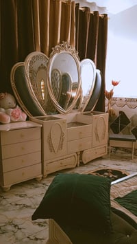 غرفة نوم مميزة بتصميم كلاسيكي فاخر، تتكون من سرير كبير ومريح مع لوح رأ...