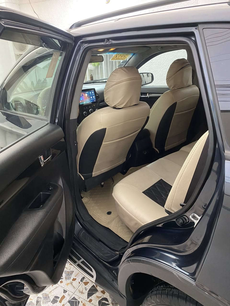 السلام عليكم للبيع او مراوس سورنتو 2012 رقم انبار الدولي باسمي هزه وارقام جديده سنويه ل31 محرك سته سلندر 3.5 
تبريد كهربائيات كله شغال شاشه ايباد تحكم ستيرن دفع رباعي 7 راكب 
تخم تاير جديد حداديه جديد منضومة تبريد جديد سياره جاهزه مال جناي 
وارد امريكي تقرير كلين بدون ضرر 
بيها بالعراق صبغ 5 قطع اثر شخط مكفوله من الضربه والتبديل ليبل واحد 
مكان السياره بالرمادي 
السعر 133 بي مجال بسيط 
***********
