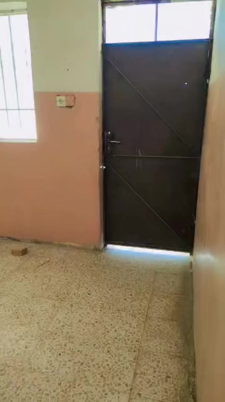 بيت  حي العبور الثانيه قرب مدرسة اليله المباركه مساحه ٣٥٠ متر واجهه ١٢.٥ عمق ٢٨، ٢ غرفه استغبال ٦ في ٤متر هول حمام مشتمل خارج البيت مشتغله نص كاشي الباقي صب عادي مقاطعه الخان الجنوبي *********** للتواصل علئ الرقم
