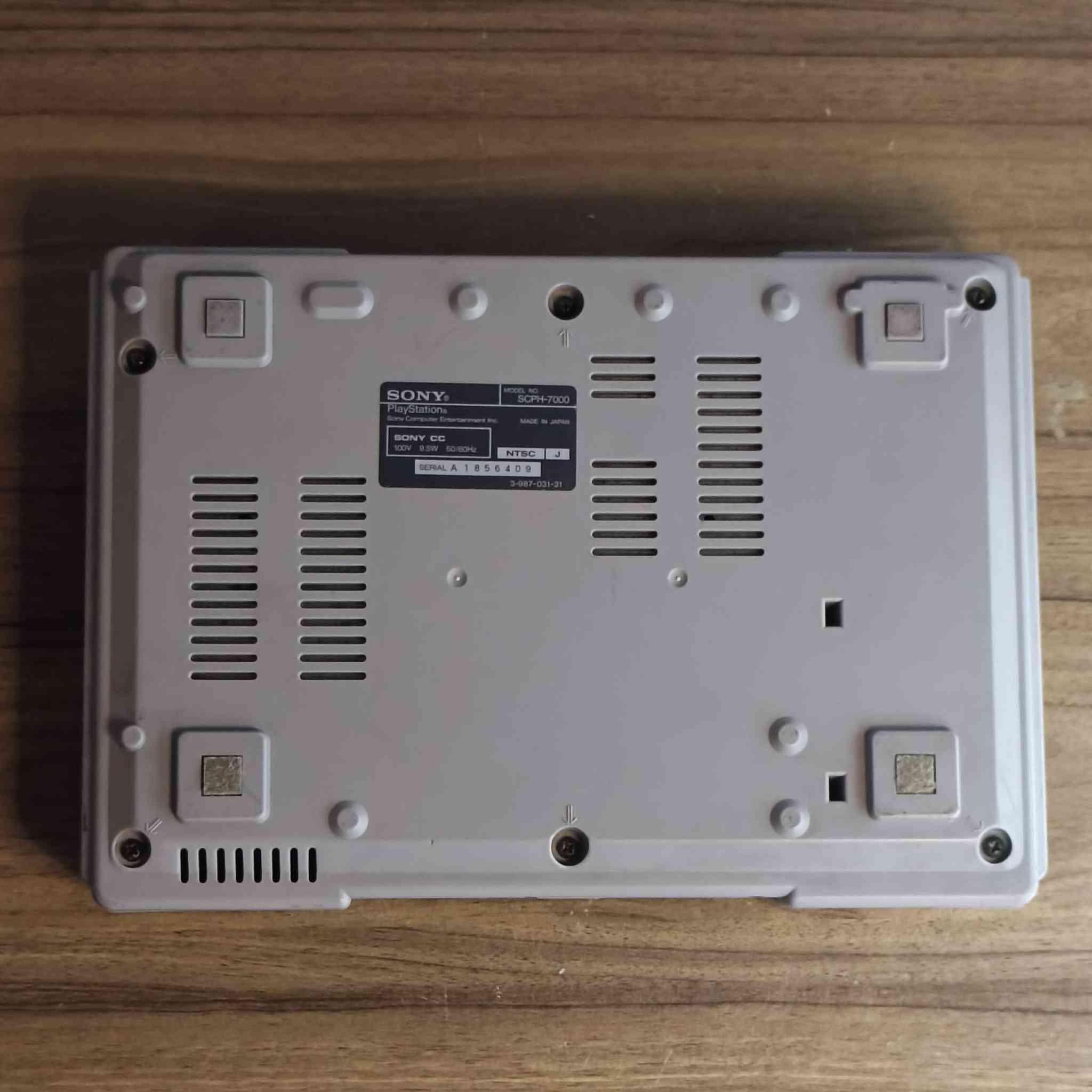 PlayStation 🎮
سوني ون ياباني مخزن تخزين قديم 
نضافة الجهاز والعدسة 90%
كامل ملحقات 
جويستك أصلية شغالة 🔥
الفيش الثلاثية أصلية مختمة سوني 
يجي معاه جنطة بيها 12 قرص بيهم إلي يشتغل وبيهم لا 
سعره 50 ألف ✨ 
متوفر توصيل كافة المحافظات


**إذا كنت صاحب هذا الإعلان وتريد حذفه لأي سبب، رجاءا أرسل رسالة إلى الدعم الفني**