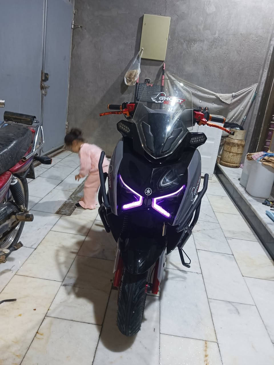 سكنز گوست 2025 جديده بمعنى الكلمه شخط واحد مابيها بيها وصل معرض ماشيه 14000 بس شاشه لمس بريك اي بي اس دسك امامي خلفي مو بنز شلعه ومعدل سرعتها 140 كلشي شغال بيها بس الباتري ضعيف لايت زنون عدسه كلش قوي سكن متغير لونها رصاصي سبع الوان حلو ومميز للبيع فقط قبل 15 يوم لو اقل اشتريتها بمليون وعارضها 800 ومستعجل على البيع عنواني كربلاء الملحق مقابل الطاقه *********** رقمي بي واتساب والخاص موجود
