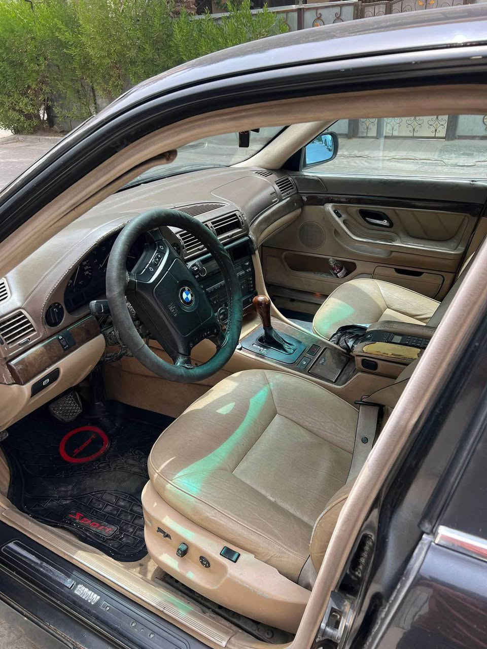 السلام عليكم bmw 
حجم ٧٢٨
 موديل ١٩٩٨
رقم دولي جديد 
تحويل شرط
مواصفات 
كشن كهرباء سايق وبصفه 
هيتر كشن امامي
تبريد شغال 
لايت عالي زينون 
غرفتها السياره مقبوله 
محرك وكير جدد بيها مكفولات 
حداديه ٧٥٪؜ و اعلى من هيج
تايرات ٨٠٪؜ نضيفات 
كهربائيات السياره و ضفيرتها كلش حلوه ماكو لعب ولا جطلات 
للبيع السياره مكاني بنوك او صبح تواجدي بل كراده خارج 
سعرها ٦٣ ورقه بيها مجال بسيط 
*********** بغداد, العراق
