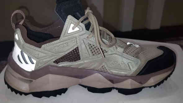 السلام عليكم للبيع RAX يلبس 40. 41 طبي فول طركة طبية احتياط الحذاء بي سيفتي فسفوري جديد وكالة ملبوس مرتين فقط ***********
