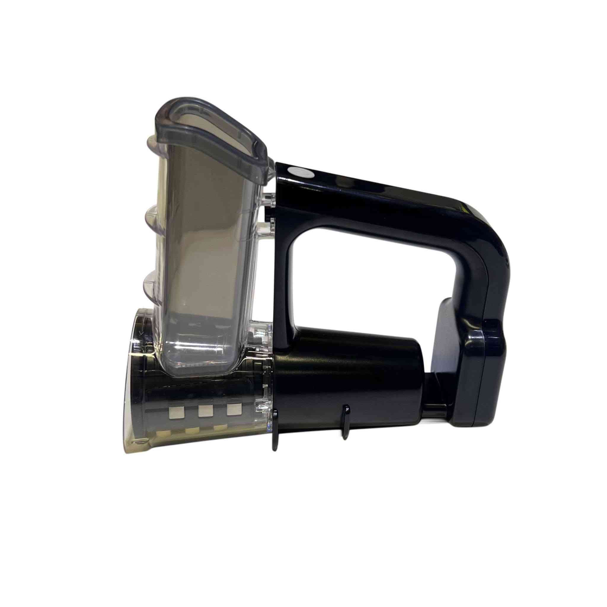 فرامة ومفرمة طعام كهربائية لاسلكية محمولة (Cordless Electric Handheld Food Chopper)
فرامة طعام كهربائية مبتكرة تعمل بدون وايرات (شحن)، مصممة بأسلوب مريح وعملي يمنحكِ حرية الحركة الكاملة داخل المطبخ دون التقيّد بطول السلك أو مكان المقبس الكهربائي.
 
تصميم لاسلكي وخفيف الوزن: تتيح لكِ الاستخدام المباشر والمرن بيد واحدة فوق لوح التقطيع، الطاسات، أو الجدران مباشرة دون الحاجة لنقل المكونات.
 
محرك موفر للطاقة وتشغيل بلمسة واحدة: توفر أداءً مميزاً ومتعدد الوظائف مع سهولة تامة في التحكم والتشغيل بضغطة زر واحدة فقط.
 
شفرات حادة وسريعة التقطيع: تضمن لكِ فرم وتقطيع المكونات بكفاءة وسرعة عالية لاختصار وقت التحضير في المطبخ.
 
تصميم مريح ومتين: تصميم خارجي يراعي راحة اليد عند الإمساك به (Ergonomic Design) مع مظهر بسيط يدوم طويلاً.
 
آمنة وسهلة التنظيف والفك: أجزاء المفرمة مصممة لتكون آمنة عند ملامسة الطعام، ويمكن فكها وغسلها وتنظيفها بكل سهولة.

 نوع المنتج: فرامة طعام كهربائية لاسلكية محمولة.
 منفذ الشحن: تأتي مع كابل شحن من نوع USB Type-C.
 متطلبات الطاقة لشحن الجهاز: يتوافق مع محولات الطاقة (الشواحن) بقدرة 5V/1A أو أجهزة الشحن الأخرى المزودة بمنفذ USB.
 تعليمات الغسيل: تدعم الغسيل بماء تحت درجة حرارة 60 درجة مئوية.


**إذا كنت صاحب هذا الإعلان وتريد حذفه لأي سبب، رجاءا أرسل رسالة إلى الدعم الفني**