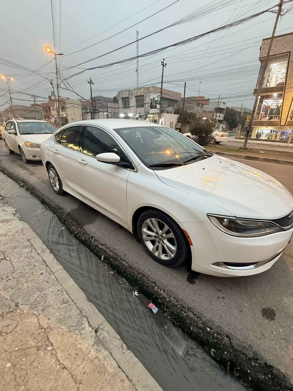 C200 موديل 2016 
محرك 6 سلندر 3600 
كلين بدون ضرر
لايت led وبكلايت led
مواصفات 
هندبريك بصمة 
دخول ذكي بدون مفتاح
بصمة تشغيل 
شفتات ستيرن
كير ماوس 9 نمر 
شاشة صغيرة وكاميرا دوارة 
رقم دهوك باسمي وبيها كوبون بانزين
محرك كير شرط تايرات بطارية جديدة مابيها اي نقص 
مكان السيارة موصل الايسر 
***********
***********
