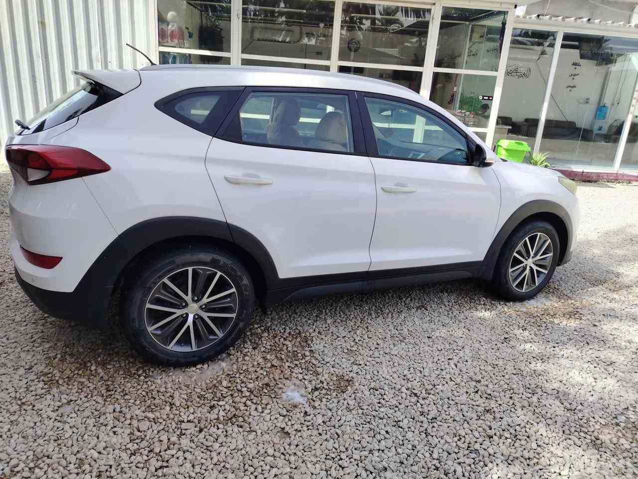 السلام عليكم توسان خليجي موديل ٢٠١٦ شكل الجديد مكفوله كفاله عامه من ضرر والصبغ السيارة بأسمي معوضه ١٨٥ وبيها مجال ***********
